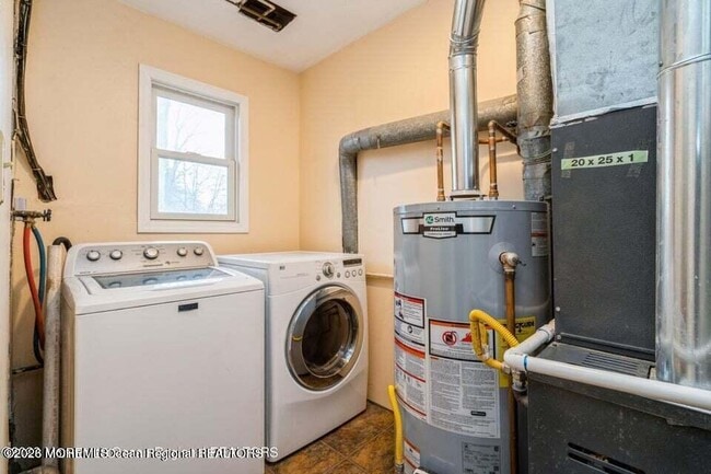 Building Photo - 37 Pine Tree Dr