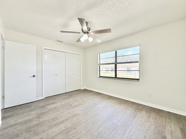 Building Photo - 5212 Peach Ave