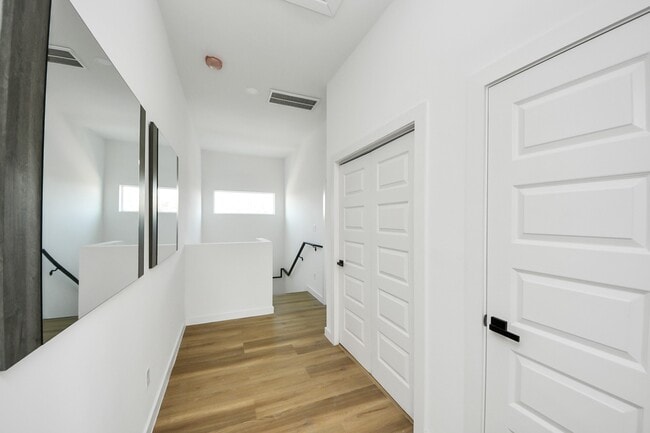 Building Photo - 1216 D E 34th St