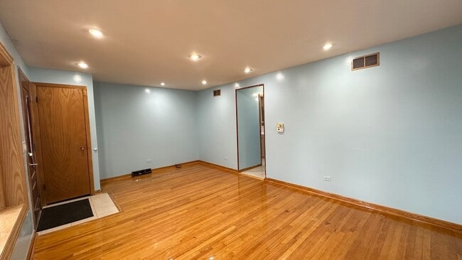 Building Photo - 4819 W Winnemac Ave