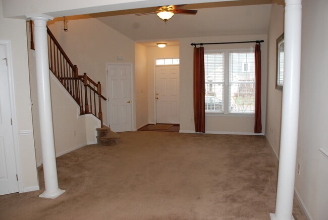 Building Photo - Well Maintained Townhome in Colonial Heritage in Williamsburg