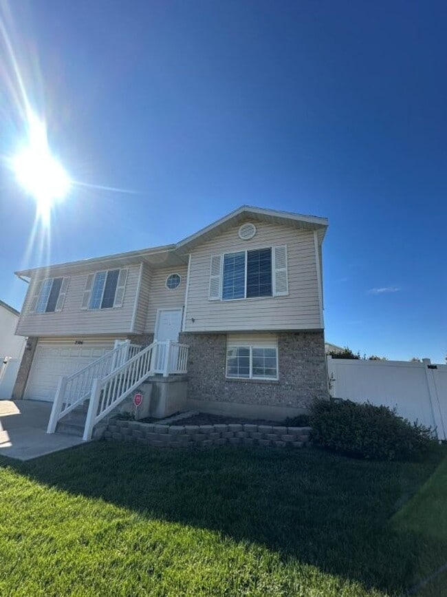 Primary Photo - We Buy Christmas! $1000 Amazon Gift Card + Free Rent! 5 Bed 2 Bath Home in Syracuse