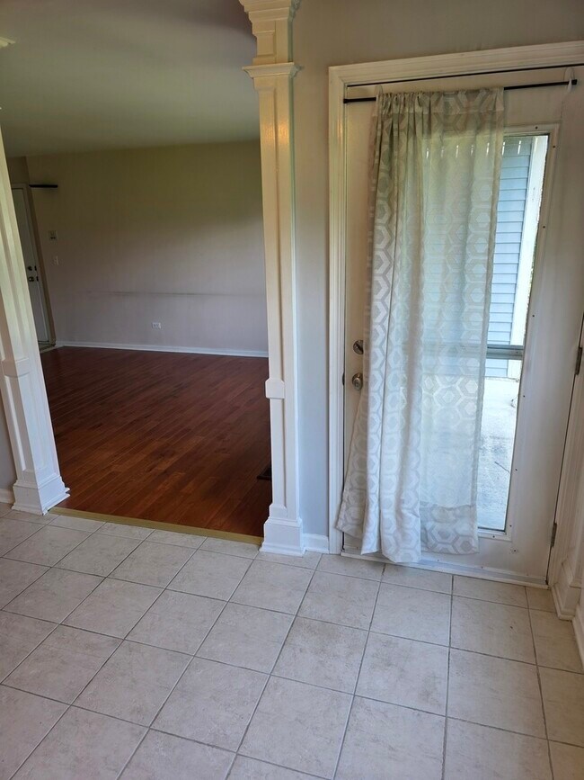 Building Photo - 408 Woodview Cir