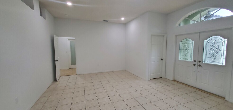 Building Photo - 420 SE 23rd Ln