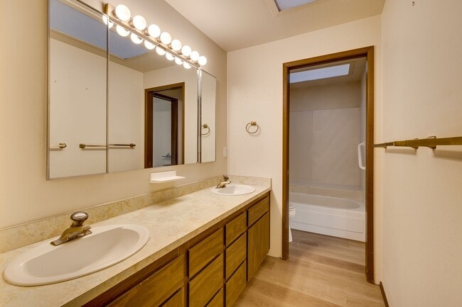 Building Photo - Mid Century Charming Bothell Retreat on 10...