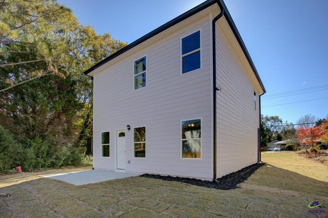 Building Photo - 523 E Chappell St