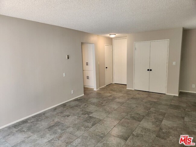 Building Photo - 117 S Doheny Dr