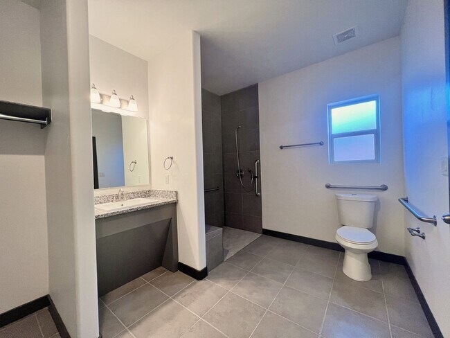 Building Photo - Mission Valley 3 Bedroom 2.5 Bath Townhome...
