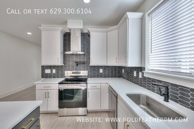 Building Photo - 402 E Trinity Ln