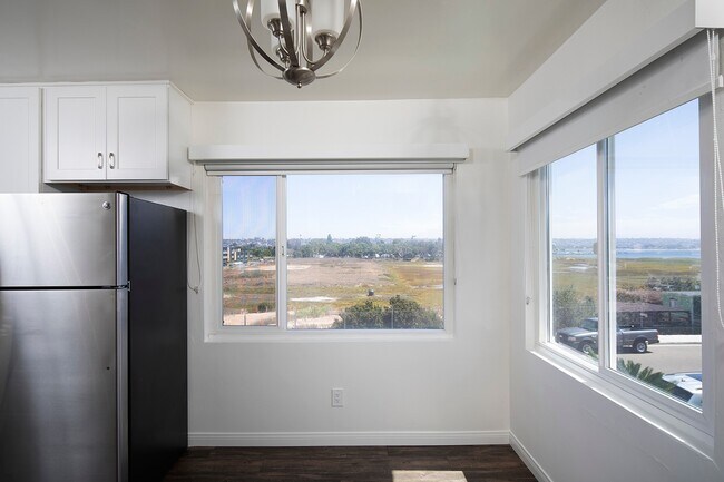 Building Photo - Stunning 2 Bed/1 Bath With Bay Views In Cr...