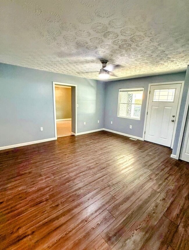 Building Photo - Spacious 6BR House in New Lebanon