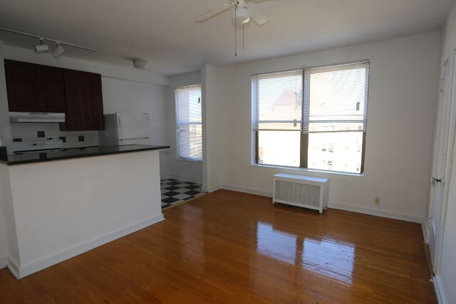Building Photo - 941 W Carmen Ave