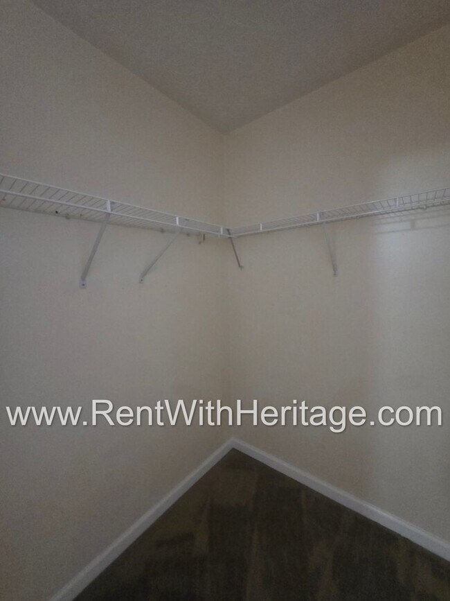 Building Photo - Awesome 3bd/ 2ba Townhome, Super Spacious,...