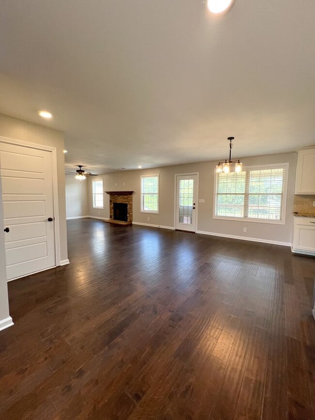 Building Photo - Must See-Stunning 5-Bedroom Home in 37043!!