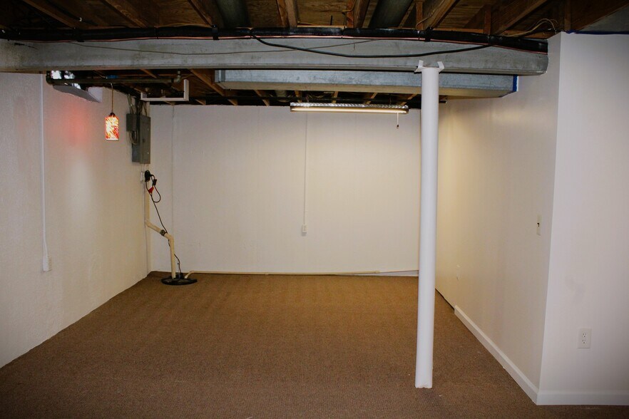 Building Photo - 32105 Knapp Ave