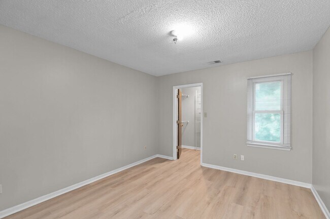 Building Photo - 2 Bedroom 1 Bathroom Duplex