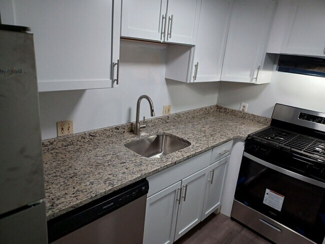 Building Photo - 478 Riverside Dr