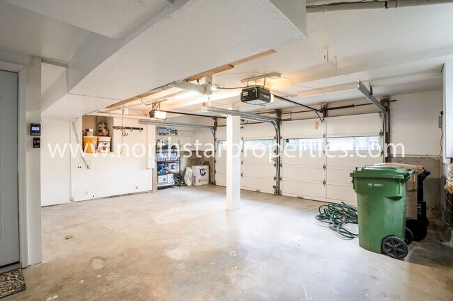 Building Photo - Hallinan Haven with Pool