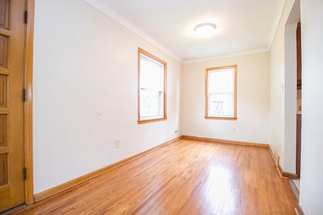 Building Photo - 320 Somerset St