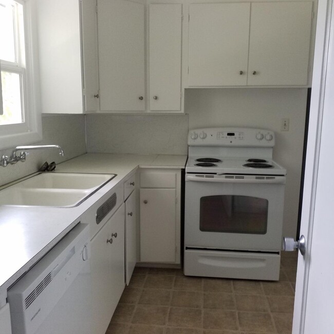 Building Photo - Pending Applications! Charming 3-Bedroom Home