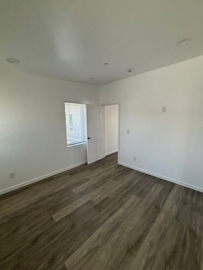 Building Photo - 3 bed 3 bath Home for Rent in San Diego WA...