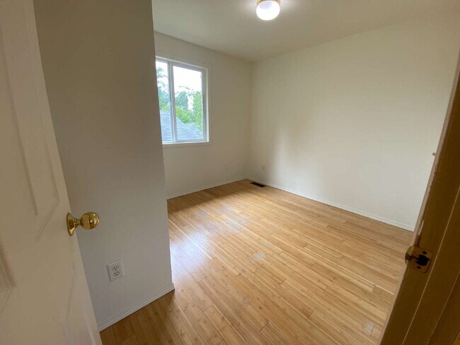 Building Photo - Quiet 3-Bed, 2.5-Bath Home with Large Backyard and Pet Friendly