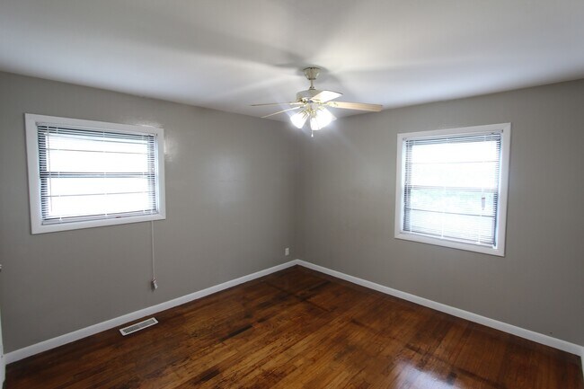 Building Photo - New On The Market!  3 Bedroom 1 Bath + Lar...