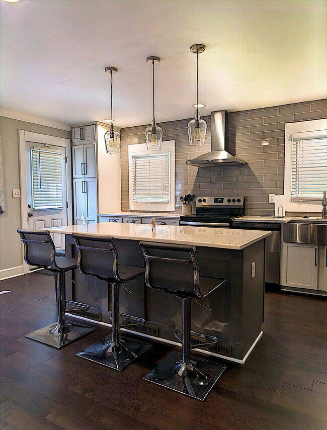 Building Photo - Stylish & Convenient Atlanta Room: All-Inclusive Living!