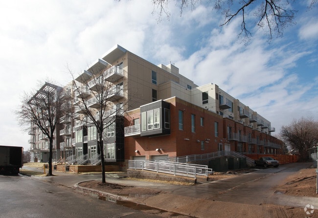 Building Photo - Flux