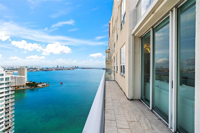 Building Photo - 1155 Brickell Bay Dr