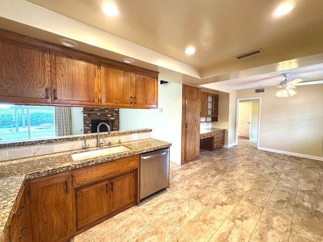 Building Photo - Light, Bright & Lovingly Maintained Claremont Home for Lease