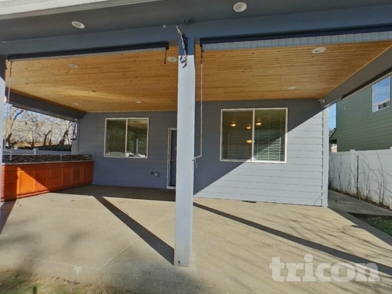 Building Photo - 7924 NE 20th St