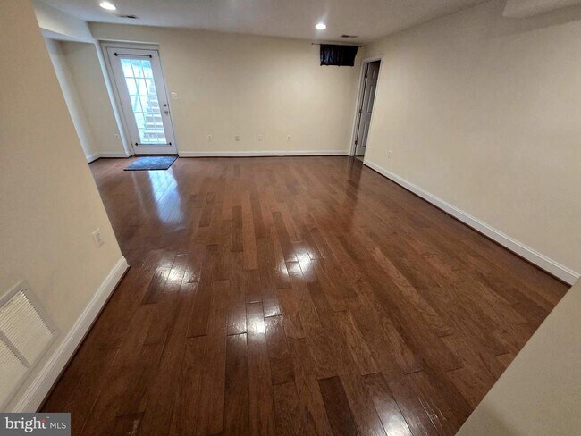 Building Photo - 116 Douglas Dr