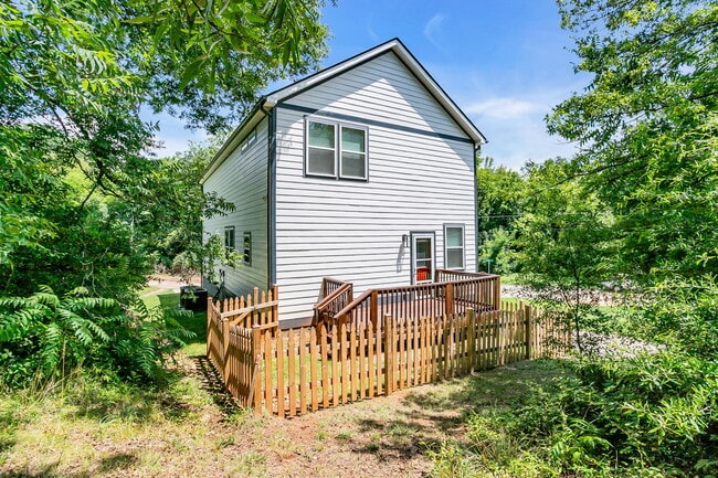 Building Photo - 108 Averill St