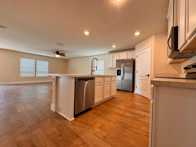 Building Photo - 2488 Beachview Dr