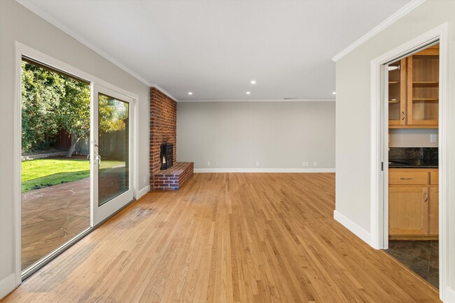 Building Photo - Modern, Newly Renovated Four Bedroom, Thre...