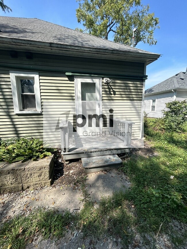 Building Photo - 321 A St
