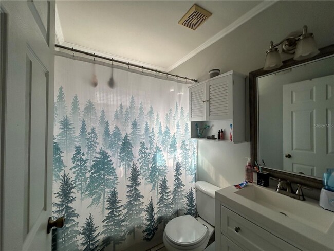 Building Photo - Private bedroom with shared bath in Wellin...