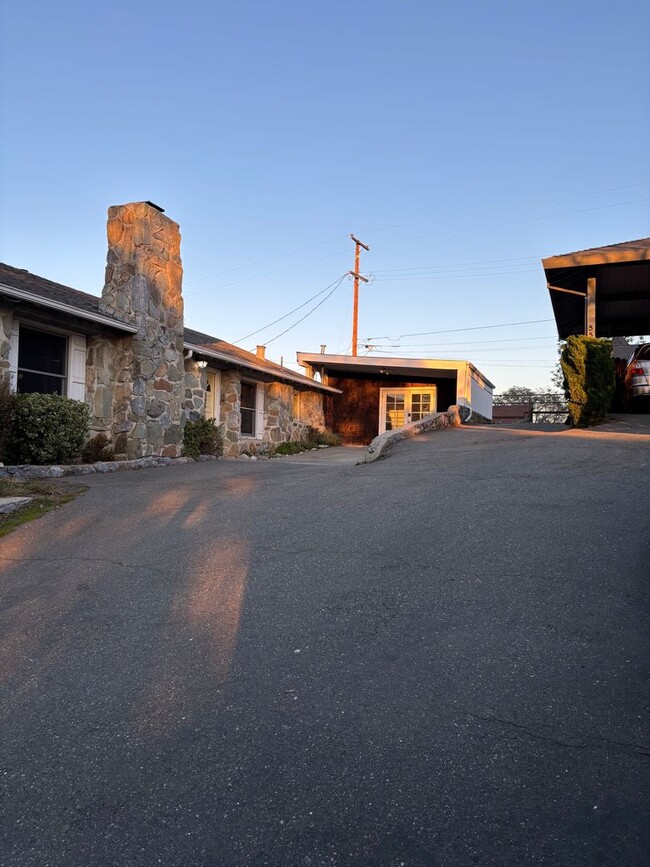 Building Photo - Charming Stone Cottage Available