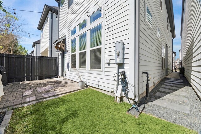Building Photo - 9009 Wellspring Dr
