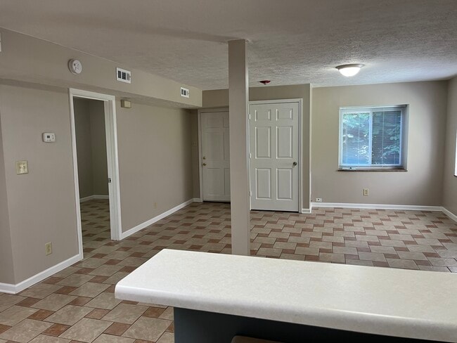 Building Photo - 464 E Red Bud Rd