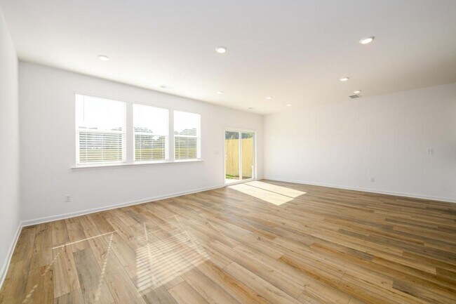 Building Photo - 2482 Van Fleet Cir