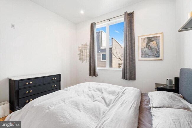 Building Photo - 1617 Hope St