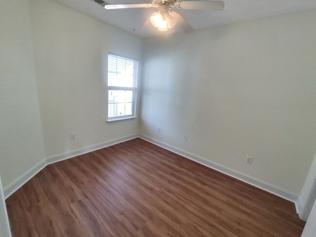 Building Photo - MOVE IN READY! 3rd Floor Condo with BEAUTIFUL Pond View! Central Location!
