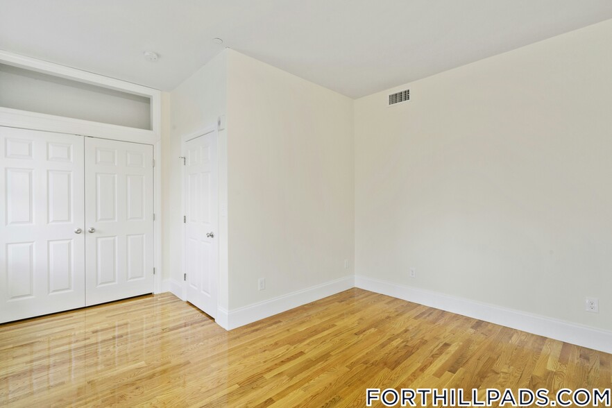 Building Photo - 130 Roxbury St