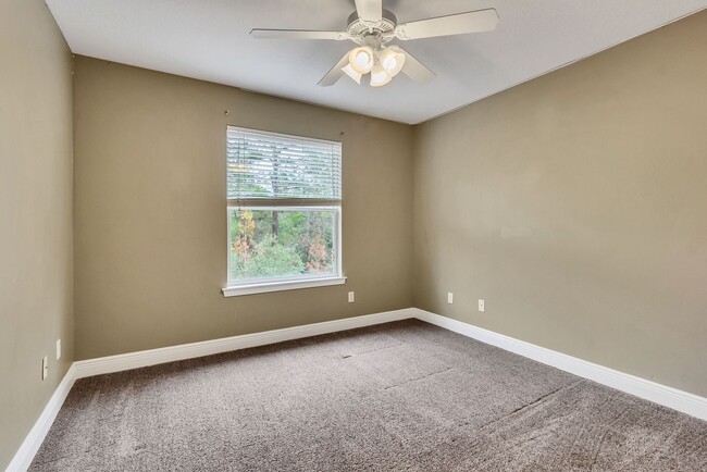 Building Photo - 3 Bedroom- 3 Full bath Small Pet Friendly ...