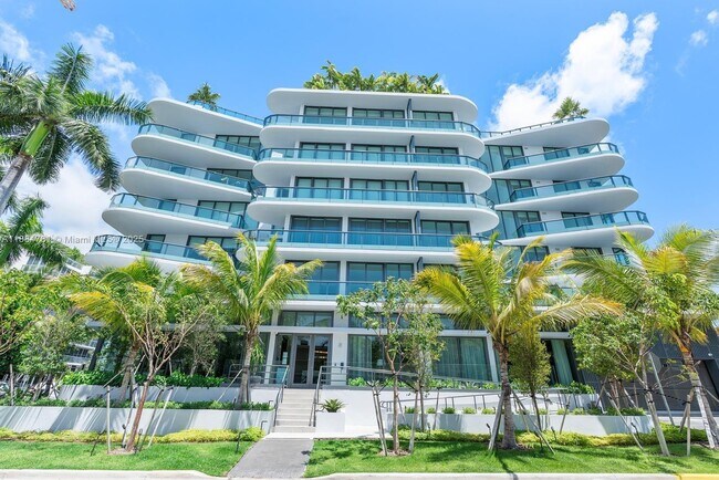 Building Photo - 9901 W Bay Harbor Dr