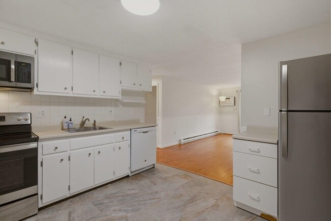 Building Photo - 559 Sagamore Ave