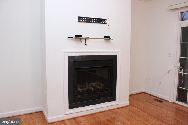 Building Photo - 8289 Glade Bank Dr