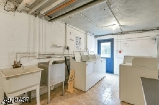 Building Photo - 565 Grove St